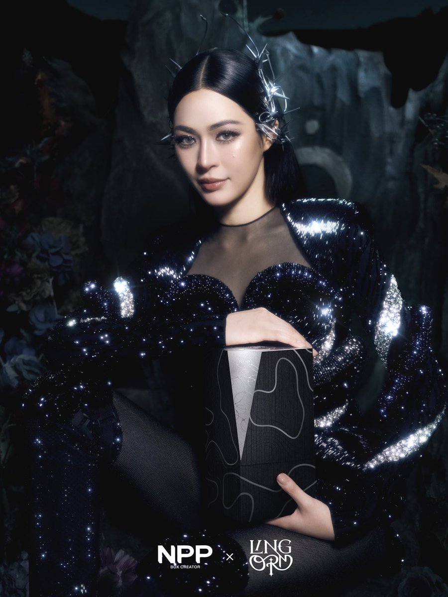 NPPBOX's tweet image. #NPPxLINGORM 
【CONCEPT PHOTO 1】  2/9
LINGLING —  THE EARTHBOUND EMPRESS 🌎👑

𝑆ℎ𝑒 ℎ𝑜𝑙𝑑𝑠 𝑡ℎ𝑒 𝑤𝑜𝑟𝑙𝑑 𝑏𝑒𝑓𝑜𝑟𝑒 𝑑𝑎𝑤𝑛.
𝑆𝑡𝑖𝑙𝑙. 𝑆𝑡𝑒𝑎𝑑𝑦. 𝑆𝑖𝑙𝑒𝑛𝑡.
𝑊𝑎𝑖𝑡𝑖𝑛𝑔 𝑓𝑜𝑟 𝑤ℎ𝑎𝑡 𝑖𝑠 𝑑𝑒𝑠𝑡𝑖𝑛𝑒𝑑 𝑡𝑜 𝑎𝑟𝑟𝑖𝑣𝑒.

#NPP_LOVEORBIT  💜💫