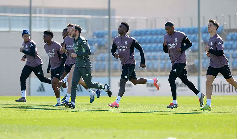 MadridXtra's tweet photo. The team is training. 🏃 https://t.co/EzWleZx5F8