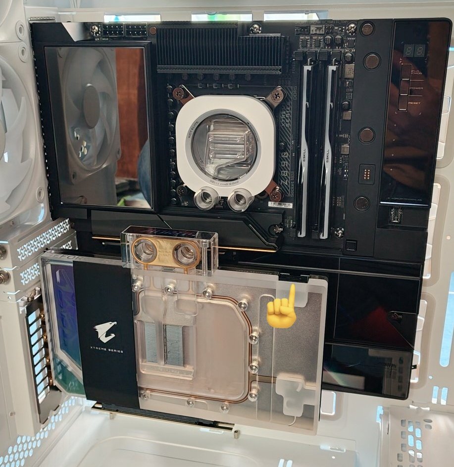 なぜ縦置き止めたかと言うと マザーのメモリクーラーを付けるとグラボ