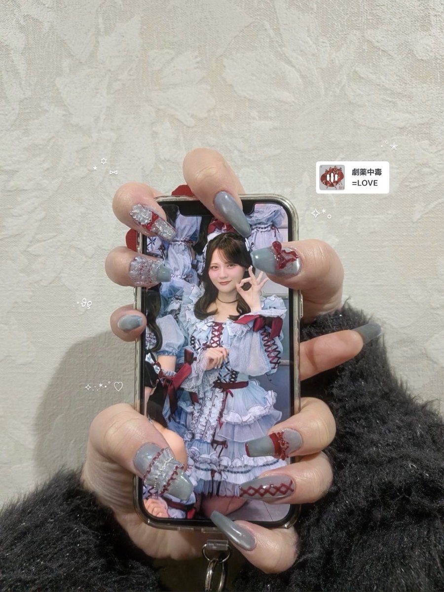 FpRk33's tweet photo. デザイン考えるのもネイルするのも難しくて苦戦してめちゃくちゃ時間かかっちゃったけど可愛くできた気がするから大満足😺💖 https://t.co/TI2E5PmWHQ