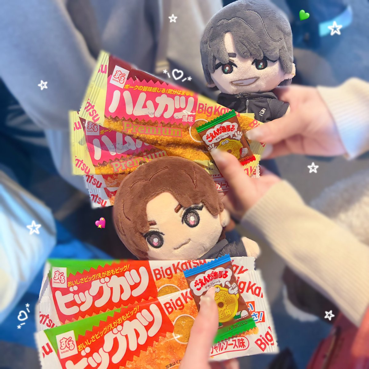 tansokuodebu's tweet photo. ｳﾝ年ぶりにストの現場に舞い戻ったのにアリーナ最前をお友達が引いてくれたㅠ ̫ㅠ💧（しかもきょもしんの立ち位置）震えすぎて発見した時の記憶ない😀
SixTONESだからビッグカツ✖️6️⃣🌟（うち2枚ハムカツだが）、5円チョコ、写真にはないけれど神社属性のお守り、待受と気合い入れまくりました⛩️✨ https://t.co/MRVU83JC9v