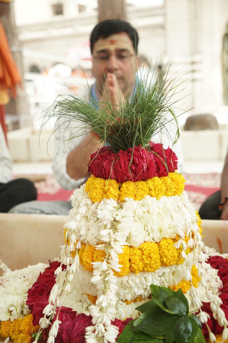 ShriVishwanath's tweet photo. श्री काशी विश्वनाथ धाम में संकल्प पाठ संग किया गया सोमवासरीय रूद्राभिषेक , श्री काशी विश्वनाथ मंदिर न्यास द्वारा संकल्पित प्रत्येक सोमवार को रुद्राभिषेक एवं संकल्प पाठ का अटूट क्रम निरंतर जारी है। आज दिनांक23/2/2026 को मंदिर न्यास का प्रतिनिधित्व करते हुए मंदिर के डिप्टी कलेक्टर ने श्री अविमुक्तेश्वर महादेव का रुद्राभिषेक संकल्पित विशिष्ट उद्देश्य के संकल्प पाठ सहित किया गया।  

।।श्री काशीविश्वनाथो विजयतेतराम।। 
 
#banaras #kashivishwanath #ShivBhakti #somwar