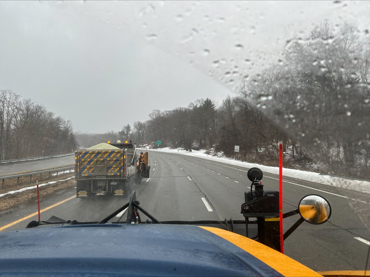 NYSDOTHV's tweet photo. Peekskill, Westchester County
While many of us were sleeping, conditions deteriorated pretty quickly overnight and our crews were determined to keep up with Mother Nature's wrath. Thank you to Ambrose from @NYSDOTWatertown and all of the out of region crews assisting!
#OneDOT https://t.co/SlHLzQV4k5
