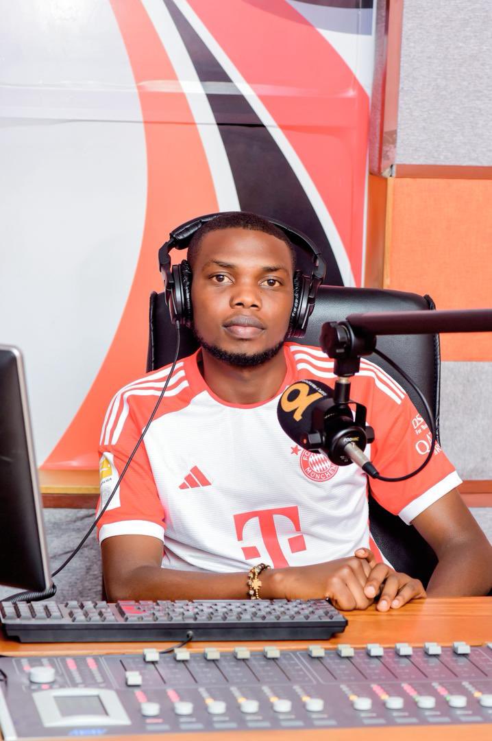 Radiotv10rwanda's tweet photo. Turi mu isaha ya nyuma y’ikiganiro #10Zone, dukomeje kugaruka ku makuru atandukanye yo muri Shampiyona y’u Bwongereza.

Ni ayahe makuru wumva tutavuzeho wifuza ko tugarukaho? https://t.co/5voMxgImCI