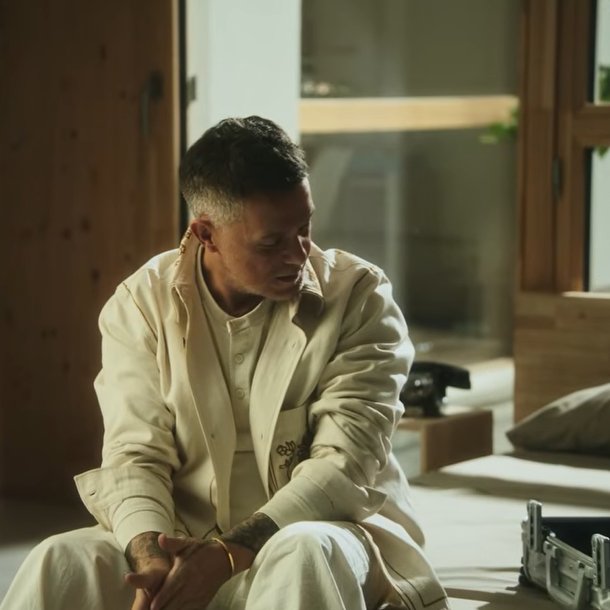 oye pues mola el videoclip de RIMOWA 🤍<a href="/AlejandroSanz/">Alejandro Sanz</a>