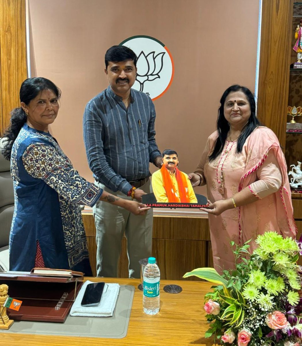 SurendrnagarM's tweet photo. સદાય હસતો ચહેરો ને સર્વ ને સાથે લઈને ચાલનારા એવા માનનીય સાહેબ શ્રીહાર્દિક ભાઈ ટામલિયા જિલ્લા પ્રમુખ તરીકે આપની નિમણૂકપરહાર્દિકઅભિનંદનઆપનીકાર્યક્ષમતા,નેતૃત્વઅનેઅનુભવથીજિલ્લાનોવિકાસથશેએવીશુભેચ્છાઆપના નેતૃત્વમાં જિલ્લાની પ્રગતિ થાય અને સૌના સહયોગથી નવા યુગની શરૂઆત થાય એવી શુભકામનાઓ https://t.co/OU0aJPcd8e
