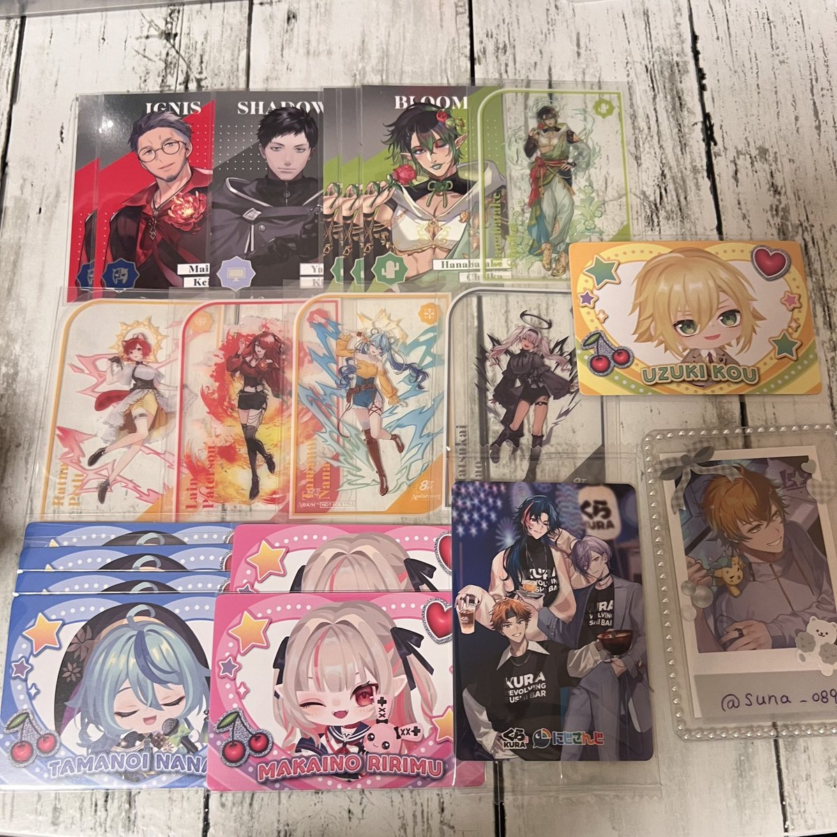 suna_089's tweet photo. にじさんじ Twinkle Gifts ウィンターデート2025 チェキ風カード 特典 ウエハース  8周年 8th Anniversary 缶バッジ メタルカードGRAY×ACCENT アクスタ Melty Valentine オリエンス箔押しカクテルカード 交換 譲渡

譲→1.2.3.4枚目
求→5枚目 / 定価＋(送料)

譲渡の場合1部抱き合わせをお願いします https://t.co/xG72zDbDDI