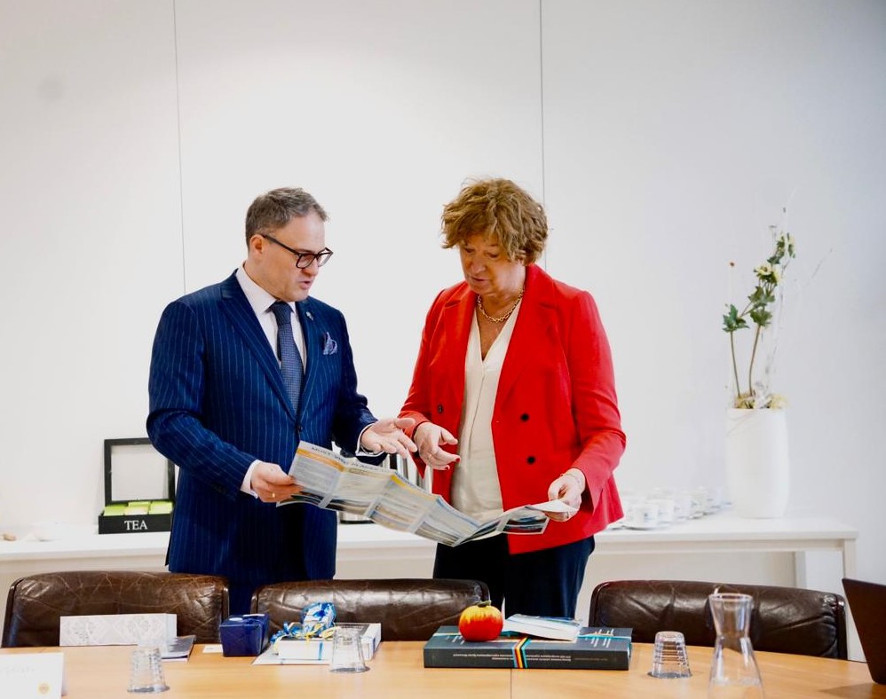 KazBrussels's tweet photo. 🇰🇿 Amb. @romanvassilenko met with Ghent University @ugent🇧🇪 Rector Petra De Sutter. Talks focused on expanding cooperation in #HigherEducation, #Research &amp; #AcademicMobility, plus joint initiatives in #Biotechnology, #AI, #Agriculture and #Digitalisation
🔗https://t.co/jnYfNppyzj https://t.co/naLAOFvbf5