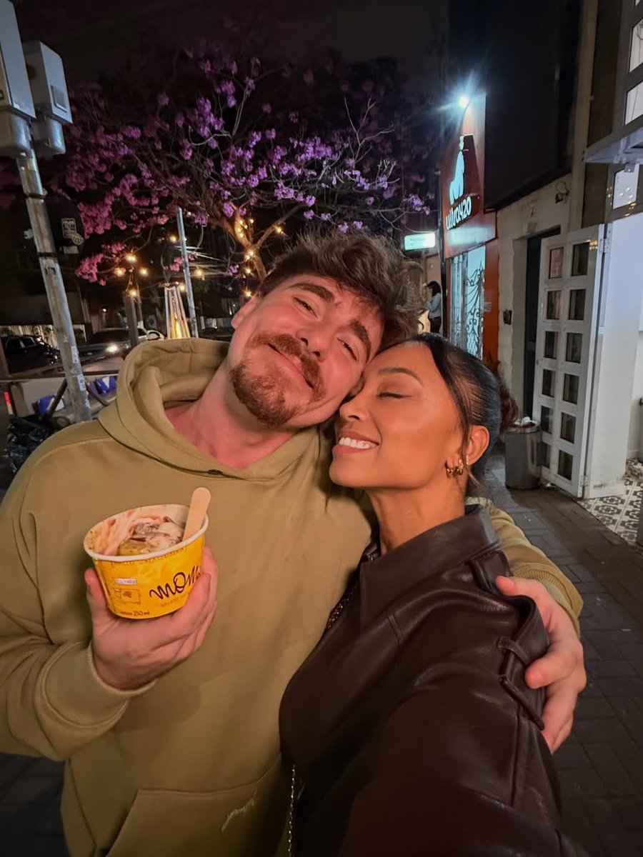 Vivi pra ver o gaba acordar cedo (tópico sensível pra ele) pra escrever texto romântico de aniversário. Isso tudo michele só pra ver o sorriso dela ao ler a homenagem ao acordar. Ele sabe que ganhou na loteria ao ter michele crispim ao lado dele. São lindos demais