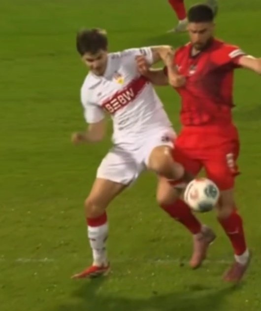 VfB_Zoneee's tweet photo. Also Dortmund Fans wollen mir erklären, dass Adeyemi gezielt sein Bein reinstellt, dabei erwischt wird und es einen Elfer geben soll. Bei Hendriks der von hinten das Bein eingeklemt bekommt, kein Foul ist? Der eine sucht den Kontakt und der andere wird gefoult #RBLBVB #FCHVfB https://t.co/bownaBLaLe