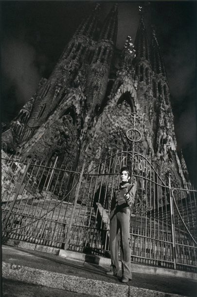 Prince a les 4:30 del matí fent-se fotos a la porta de la  Sagrada Família. 

Barcelona 1993.   

📷 Terry Gydensen.