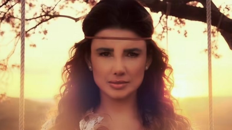 A Paula Fernandes atual vestida de old Paula no balanço, meu Deeeeus foi tudo que eu pedi pra um novo dvd #novodvdpaulafernandes