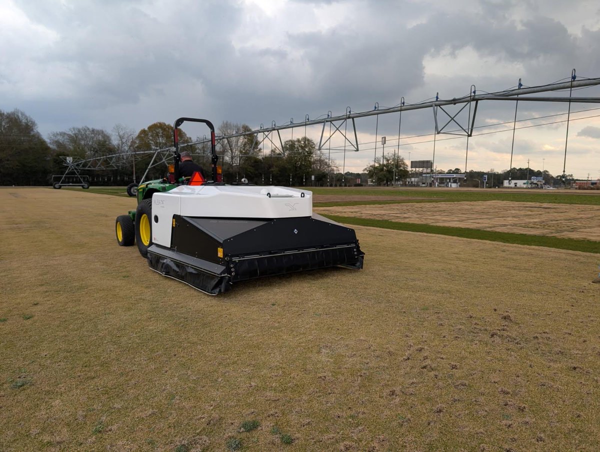 ugatiftonturf's tweet photo. Kyle Norton and Aaron Bruce decided to stop by the turf team and show us this amazing automatic sprayer that recognizes and only sprays the weeds! @evergladesequipmentgroup #tiftonturf #ecorobotix https://t.co/wAduoaXgnL