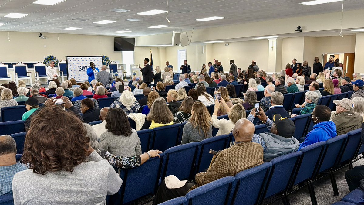 In the heart of MAGA country in South Carolina — and the crowd showed up for <a href="/GavinNewsom/">Gavin Newsom</a> in Nancy Mace’s district at 10:30 AM on a Monday. 🔥

Voters are tired of MAGA’s bullshit, Trump’s grift, and his failed promises. Democrats will take back the House in 2026!