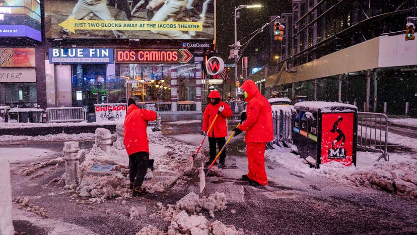 DefyDisaster's tweet photo. #WinterStorm #Hernando is hitting the East Coast w/ heavy #snow & powerful #winds, causing travel nightmares & knocking out #power to over 600k.
Stay safe: https://t.co/jUoVaZMzvi
π·: Craig T Fruchtman/Getty Images
#DefyDisaster #DisasterPreparedness #Disaster #WinterWeather https://t.co/b7i8xqsjQk