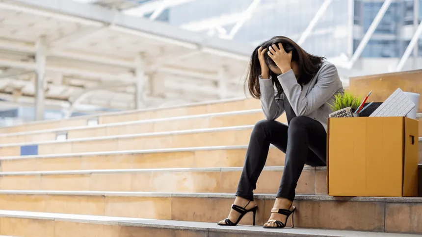 BaptisteDetombe's tweet photo. La plus grave crise pour la jeunesse, c'est la difficulté à trouver du travail : 21,5 % de chômage chez les 15‑24 ans, contre 7,9% chez tous les Français. L'alternance, présentée comme la solution, a empiré le problème.

Les recruteurs exigent des diplômes, des années d'expérience et des étapes de recrutement à rallonge pour des emplois auxquels les anciens étaient embauchés avec juste un bac (voire moins) il y a quelques décennies.

Le marché du travail vous fait miroiter une solution : l'alternance ! Si vous avez une école, vous pouvez travailler un an ou deux, puis on vous jettera pour vous remplacer par un autre alternant. Dans bien des cas, un jeune fraichement diplômé et sortant d'une alternance n'est pas considéré comme suffisamment confirmé pour postuler à des offres demandant plusieurs années d'expérience. 

D'après l'APEC, 38 % des diplômés d'un bac+5 en 2025 ont mis 6 mois ou plus à obtenir leur poste, contre 18 % pour la promotion 2022. Pourquoi ? La plupart des postes de junior ont été remplacés par des alternances ou des stages de 6 mois.

L'entreprise qui embauche un alternant reçoit des aides de l'Etat : ce n'est plus l'entreprise qui paie le maigre salaire de l'alternant, mais la collectivité. Il est donc moins cher pour elles - voire rentable, les aides pour un alternant étant bien plus élevées que son salaire - d'embaucher un alternant, plutôt qu'un junior en CDD. Système absurde : les travailleurs paient des impôts pour financer des postes qui, en bout de chaine, bloquent les carrières de leurs enfants...

Les entreprises, elles, ne forment plus personne en interne et se défaussent sur les écoles privées. Cela réduit encore les chances d'être recruté s'il vous manque ne serait-ce qu'une compétence qui pourrait s'apprendre en une demi-journée de formation.

Les recruteurs se permettent donc de chercher des moutons à 5 pattes qui savent tout faire, ont les diplômes et de l'expérience, sont autonomes, mais ont des prétentions salariales d'un stagiaire de 18 ans.