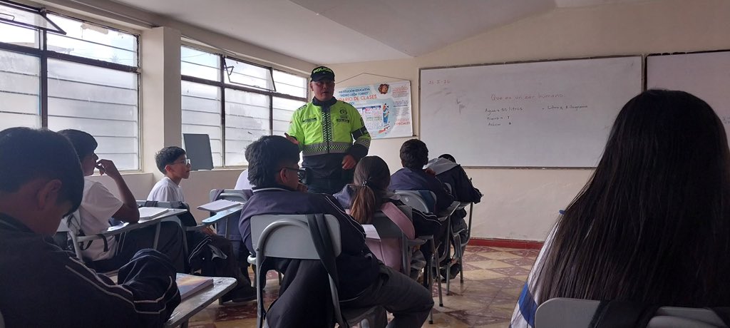 PoliciaPasto's tweet photo. #Yacuanquer | realiza prevención en entornos escolares⚠️🚨
La Policía Comunitaria acompaña a la I.E. Pedro León Torres, fortaleciendo la prevención del consumo y venta de SPA. 

Consumir afecta tu proyecto de vida. Vender es delito (Art. 376 C.P.). 📻 
#EnCominidad https://t.co/PPgAbYaJXm