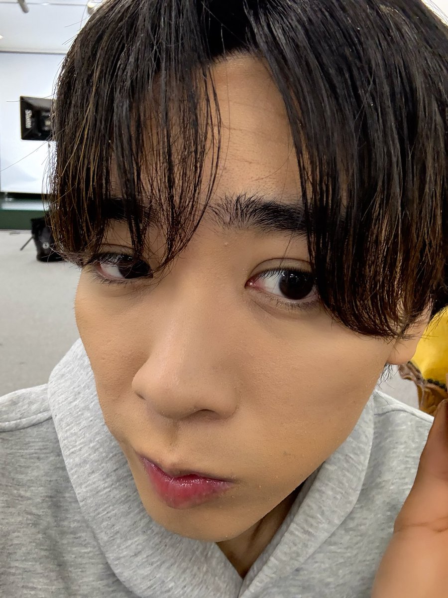 gakugaku2001224's tweet photo. みなさん誕生日沢山祝ってくださって本当にありがとうございます😭

めちゃくちゃ嬉しかったです！！！( ˊ̱˂˃ˋ̱ )

25歳になりましたが、自分らしく頑張っていきたいと思いますので応援よろしくお願い致します🙇‍♂️

折角なので自撮り載せときます笑 https://t.co/U0RBUaemh7