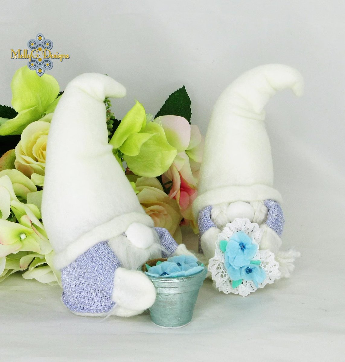 BoostersTbch's tweet image. How cute are these gnomes ready with their gifts of flowers. From @MollyGDesigns 

etsy.com/uk/listing/446…
#CGArtisans #giftideas