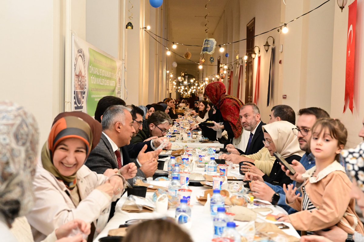 sbuedutr's tweet photo. Sağlık Bilimleri Üniversitesi Genç Mekteb-i Tıbbiyeliler Kulübümüz tarafından düzenlenen iftar programı; akademik ve idari mensuplarımız, öğrencilerimiz ve kıymetli misafirlerimizin yoğun katılımıyla Hamidiye Külliyesi’nde gerçekleştirildi.

Ramazan’ın paylaşma ve dayanışma ruhunu hep birlikte yaşadığımız bu anlamlı akşamda, aynı sofrada buluşmanın huzurunu ve üniversite ailesi olmanın gücünü bir kez daha hissettik.

Emeği geçen tüm öğrencilerimize ve katılım sağlayan kıymetli misafirlerimize teşekkür ederiz. ����🍽️