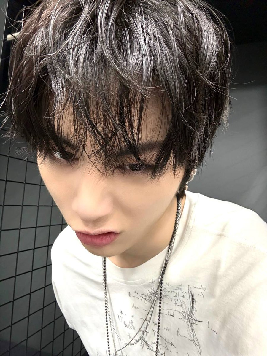 I didn’t fix my hair after practice. It stayed like this and I ended up liking it more. Maybe it shows how today really felt. A little tired but still calm somthis, I looked at myself for a moment and decided to keep it. I’ll come back again when I find another version like this.