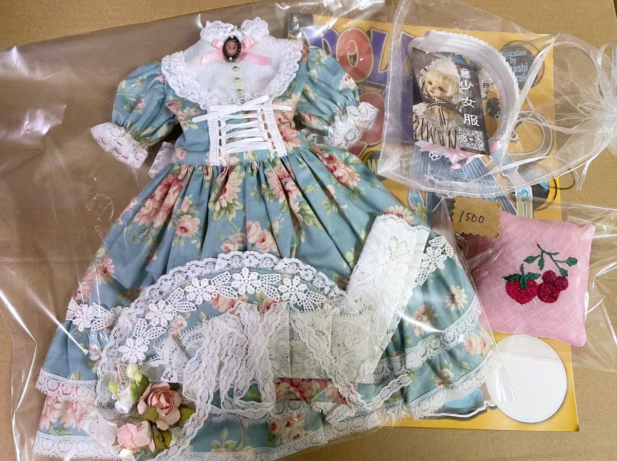 yumemi34's tweet photo. 長野に帰着してうちの子お手入れして定位置に・・・
ドルショの戦利品・・・

あとりえもにら@すばる（@monira_subaru）さま
カントリーワンピースセット
momoru_doll_house（@Momoru_Dolls）さま
カチューシャ
海里@ドールショウ77_5D09（@kairi0831__）さま
ドール用クッション

さて、寝ましょw https://t.co/jSCi42Eqd0