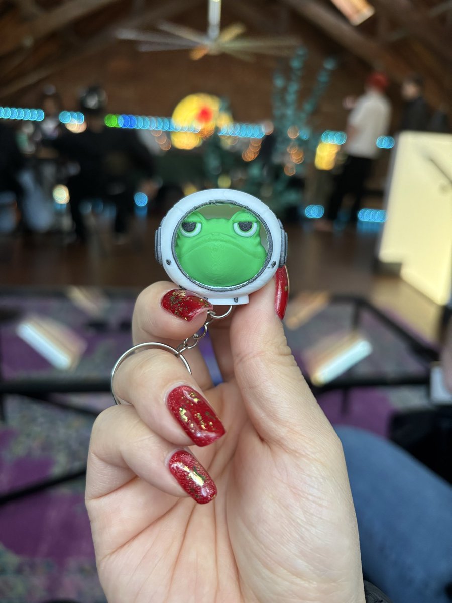 chowtato's tweet photo. fidget frog from @zen_frogs, @yunggravy spotting, classroom time, and free dawgs. perfect end to denver + the start of sui summit #suirl https://t.co/raLUgbVQiL