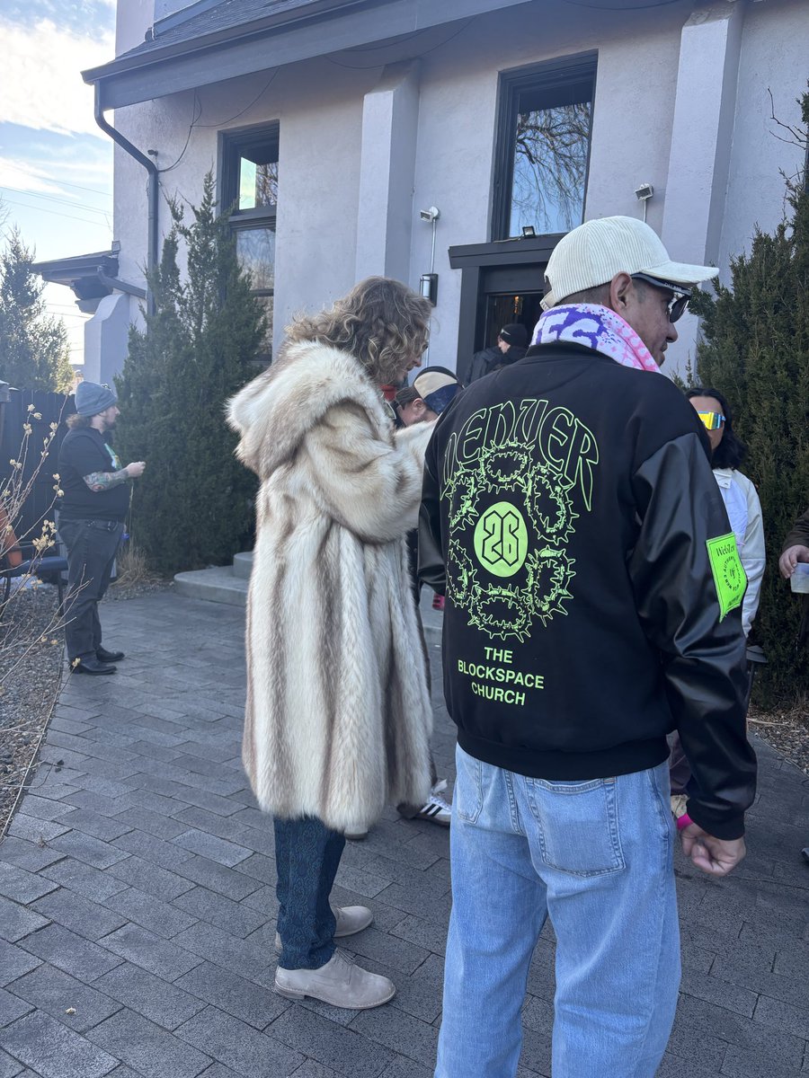 chowtato's tweet photo. fidget frog from @zen_frogs, @yunggravy spotting, classroom time, and free dawgs. perfect end to denver + the start of sui summit #suirl https://t.co/raLUgbVQiL