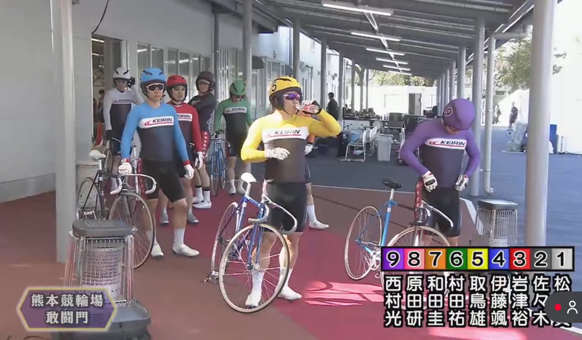 熊本競輪GI（最終日） 第1レースの発送前に取鳥雄吾が通路に置いて行っ