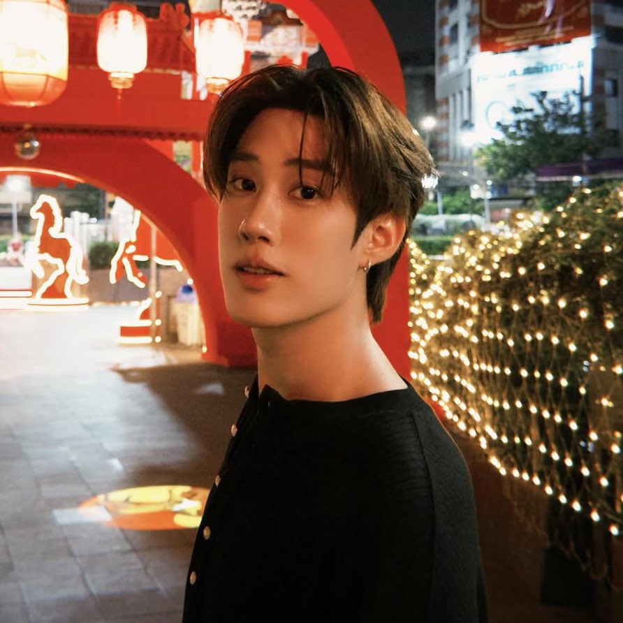 คุณเติ้ลกับไวบ์ที่เยาวราชโคตรดีเลย ในขณะที่เดินเจอผู้คนเบียดเสียดไปมา ถ้าได้หันไปสบตาแค่วินาทีเดียว ก็คงไม่ต้องเดินไปไหนกันต่อแล้ว ยืนมองไปเถอะ ก็โดดเด่นซะขนาดนี้