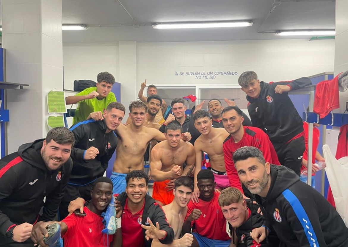 Nacional10x's tweet photo. 1 Autonómica - Grupo I

Cambio de testigo 🔴

El filial de la Deportiva Minera aprovechó para colocarse como líder, al vencer fuera de casa al Alhama CF (0-4)

Temporada sobresaliente para los chicos de Álex Marín y Tito que quieren el ascenso directo https://t.co/f7v0jUYYy7