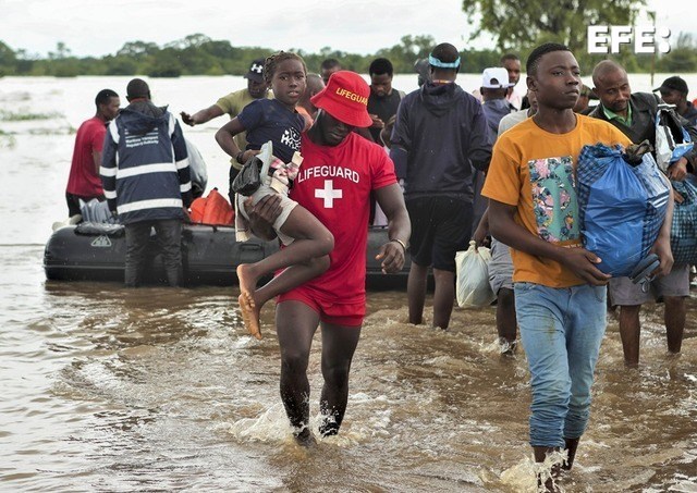 Unos 230.000 niños se han quedado sin acceso a la educación en Mozambique tras las inundaciones y los daños provocados por la lluvias torrenciales que empezaron en diciembre, así como por la reciente llegada de ciclones, alertó este lunes Save the Children.