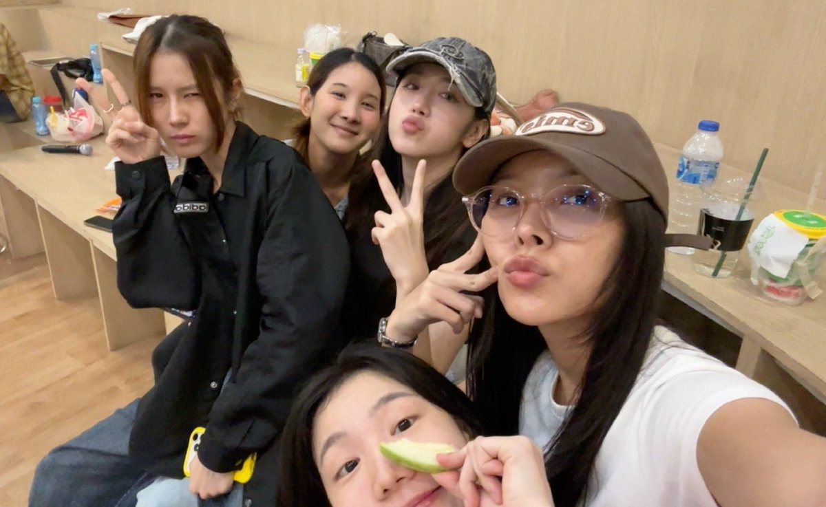 Baby1757839's tweet photo. We live together💛🩵

#อันดาอะตอม #andaatom
#andaanunta 
#atomapcy https://t.co/AcnA7RUsAy