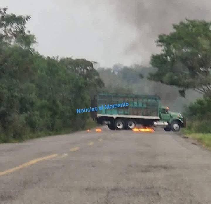 Bueno, pues como aquí no ha pasado nada y los militantes de la 4T califican la información de amarillista, sólo queremos pedir que nos digan entonces dónde está don Bulmaro, el señor que sacaron de su camión en el tramo Álamo-Tihuatlán para atravesarlo, incendiado. Don Bulmaro es