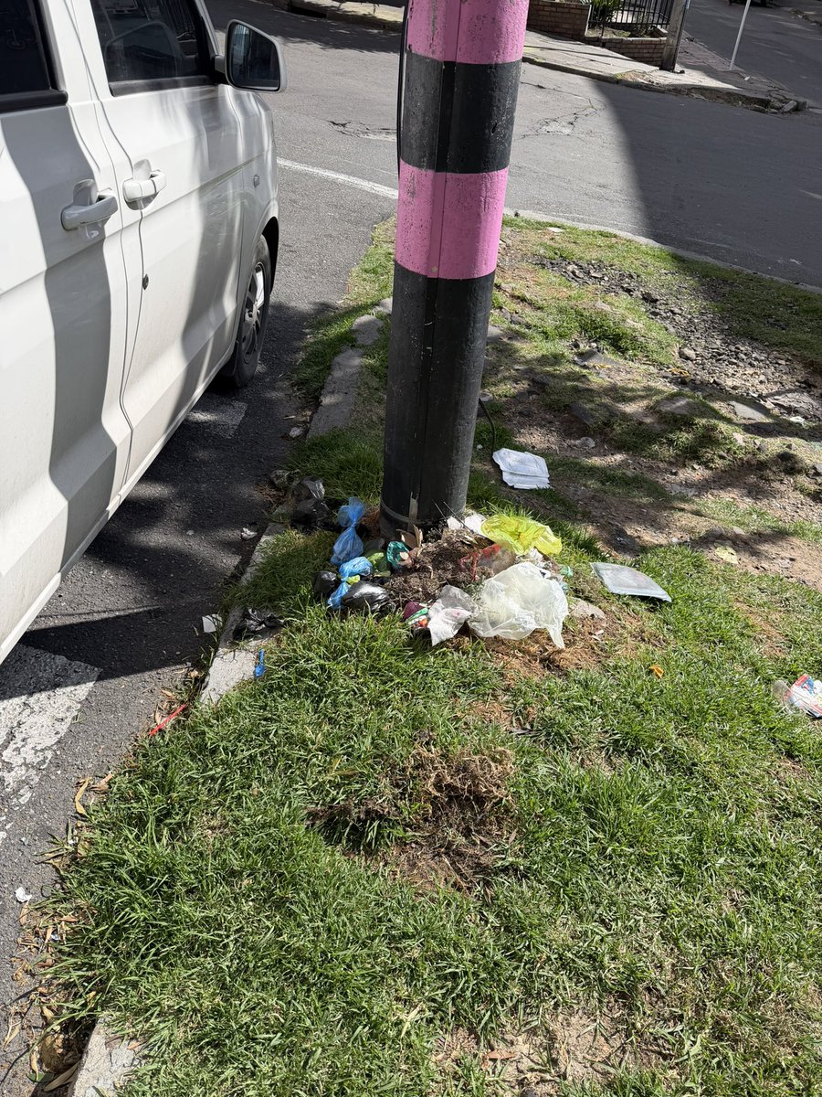 johanitamu's tweet photo. Mi derecho de petición a la alcaldía local de Chapinero @Bogota por un  tema de basuras en frente de mi edificio, no será tenido cuenta según respuesta del distrito, ellos se basan en comunicar el tema a @PoliciaColombia, quien es el responsable? Quien me ayuda?@CarlosFGalan https://t.co/qZs8b3LVMH