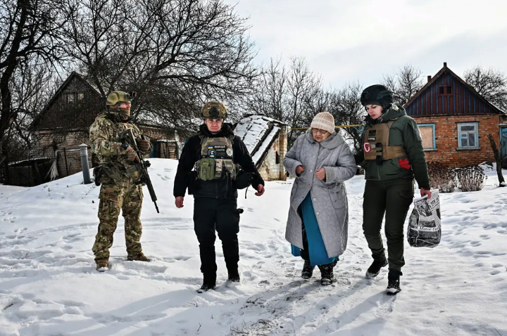 ReformeHebdo's tweet photo. Quatre ans après le début de l’invasion russe, l’Ukraine vit un hiver éprouvant, rythmé par les frappes ennemies. Malgré la fatigue et la pression qui pèsent sur la population, la volonté de résister à l'envahisseur reste inébranlable. #ukraine #guerre
https://t.co/muxhL9p4Jz https://t.co/Dzb7XuaWez