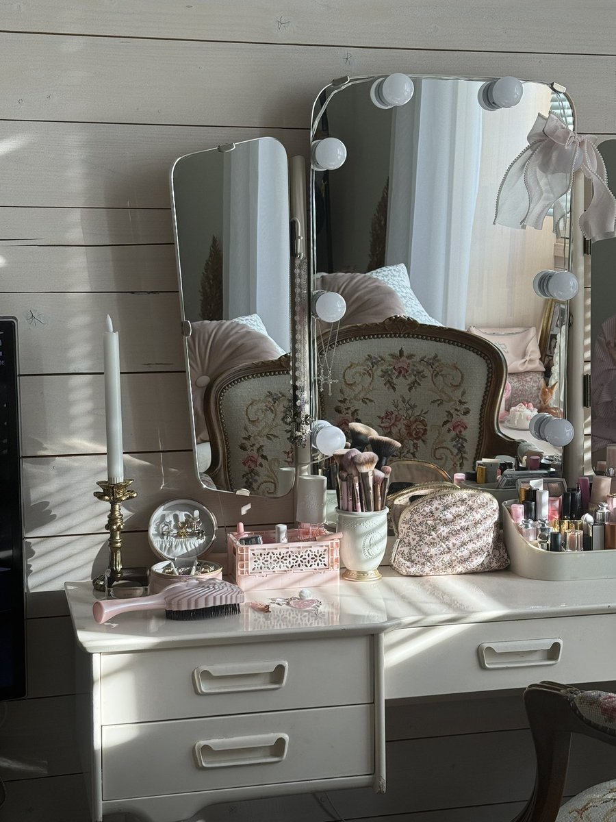 elfbunnyz's tweet image. i hate how these pictures from last thursday make my day look so peaceful and nice when in fact i was feeling very suicidal