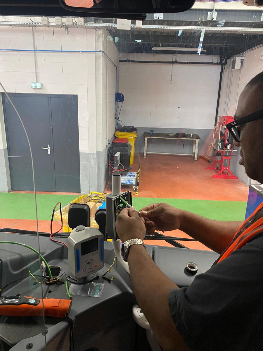 Bus Express Roissy tweet media