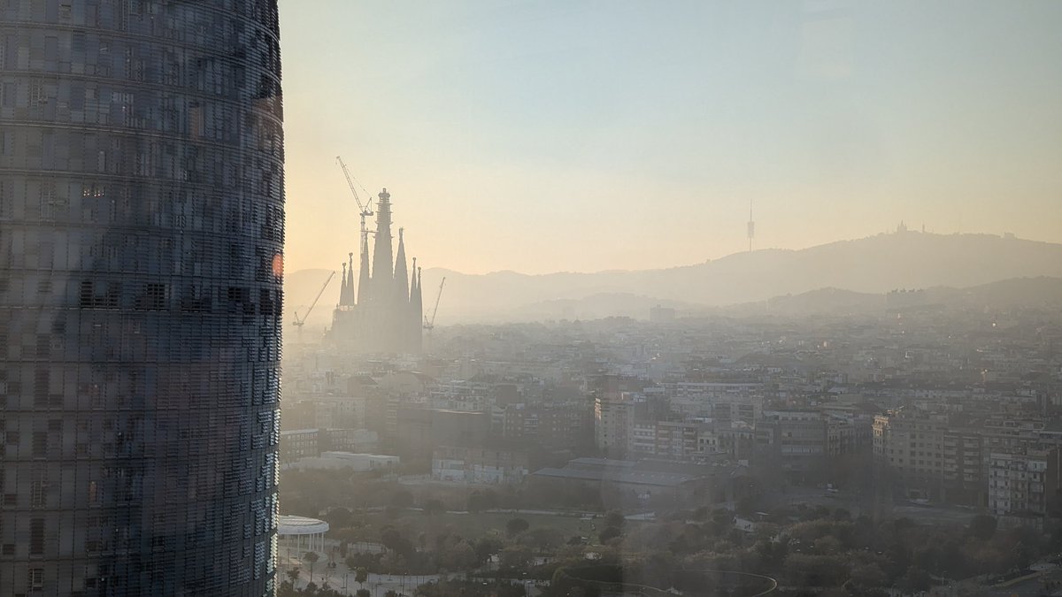 Estas fotos son de ahora mismo en Barcelona. Seguro, segurísimo que la culpa son las partículas de neumático. Los tubos de escape no tienen nada que ver.