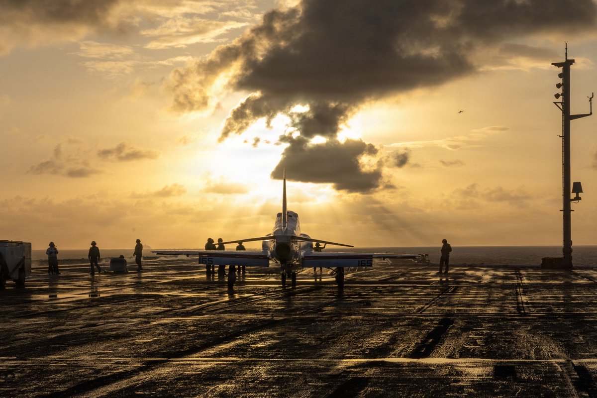 USNavy's tweet photo. Golden hour on the flight deck. 🌅

T-45C Goshawk training aircraft attached to Training Air Wing (TW) 2 conduct flight operations aboard the Nimitz-class aircraft carrier USS George H.W. Bush (CVN 77) in the Atlantic Ocean.

📸 MCSA Juan Serratos Guzman https://t.co/NbzajMhsBu