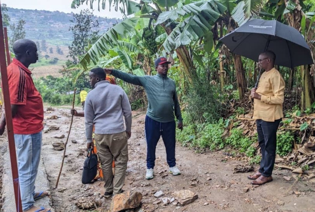 munyanezatheo1's tweet photo. Ubundi rero, ng'iki icyo Abaturage ba @Kamonyi bari bakeneye pe!, ari nayo mpamvu bavuga ko aribwo noneho bishimira ko Ubuyobozi bwegerejwe #Abaturage. Uwo mubona mu mutaka ni VMayor @UzzielNiyo53645 ushinzwe Iterambere ry'Ubukungu ubwo kuri uyu mugoroba yari mu mvura yagiye mu Mudugudu wa #Ntebe ya #Rugalika mu bibazo by'abaturage bafitanye Amakimbirane. Ni muri gahunda ya "TUGANIRIRE MU MUDUGUDU". @PrimatureRwanda @RwandaLocalGov @RwandaGov @GovernanceRw @RwandaSouth @Annemwiza @DidaceNiyifasha @ijarinews @oswaki @AngelMutabaruka @HAKUZWUMUREMYI @ScoviaMutesi @SamKabera @Radiotv10rwanda