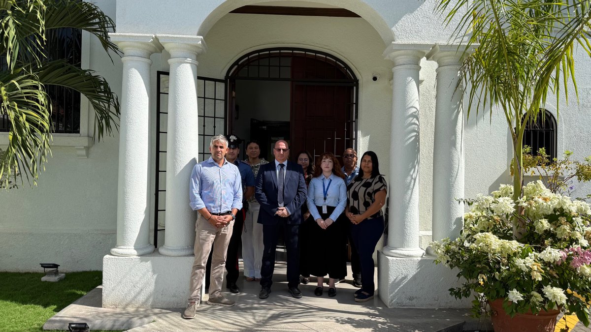 Il personale dell'Ambasciata ha osservato oggi un minuto di silenzio per onorare la memoria dell'Ambasciatore Luca Attanasio, del Carabiniere Scelto Vittorio Iacovacci e del loro autista Mustapha Milambo nel quinto anniversario della loro tragica scomparsa.