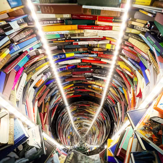 HamiltonLibrary's tweet photo. Celebrate #FreedomtoReadWeek with artist Kelly McCray. Join #TeamHPL at the Waterdown Branch for a talk on The Tower of Banned Books of the #art installation.
We'll see you this coming Wednesday, February 25, 6:00–7:30pm for this important discussion.
https://t.co/eaOEfLhV5L https://t.co/vsbLmYPM2N