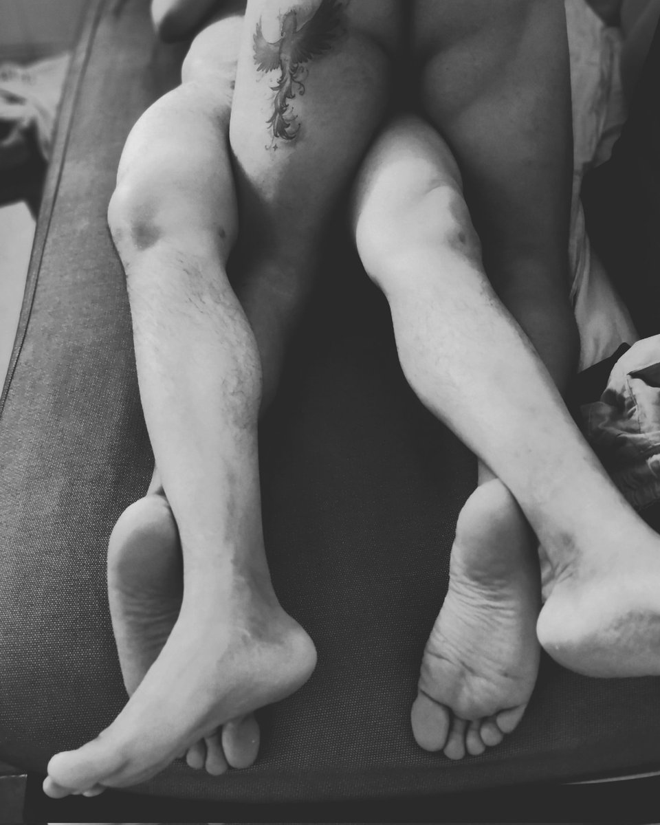 Una pequeña colaboración con otro de mis grandes amigos, fetichista de los pies <a href="/ftedomx03/">JoEz</a>

#fotografianudista #blancoynegro #fetiches #pies #homoerotismo