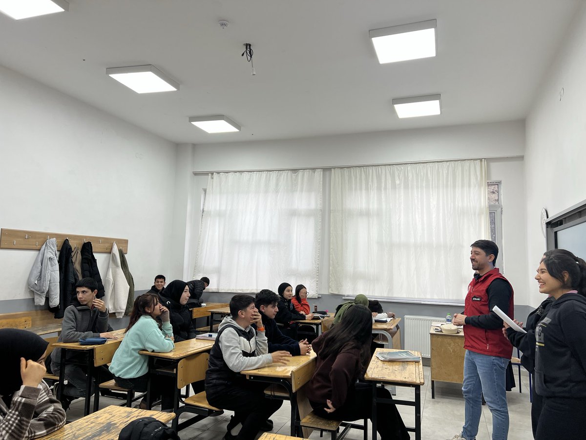 GSB_CeritGM's tweet photo. Gençler Arası Kültür ve  Sanat Yarışmaları 
Tanıtımlarımız tüm hızıyla devam ediyor. Bugün 80.Yıl Çok Proğramlı Anadolu Lisesini ziyaret ederek yarışmalar hakkın da bilgi verdik.

#ÇaglayanceritGenclikMerkezi
#KültürSanatYarışması https://t.co/QuNhsJpW95