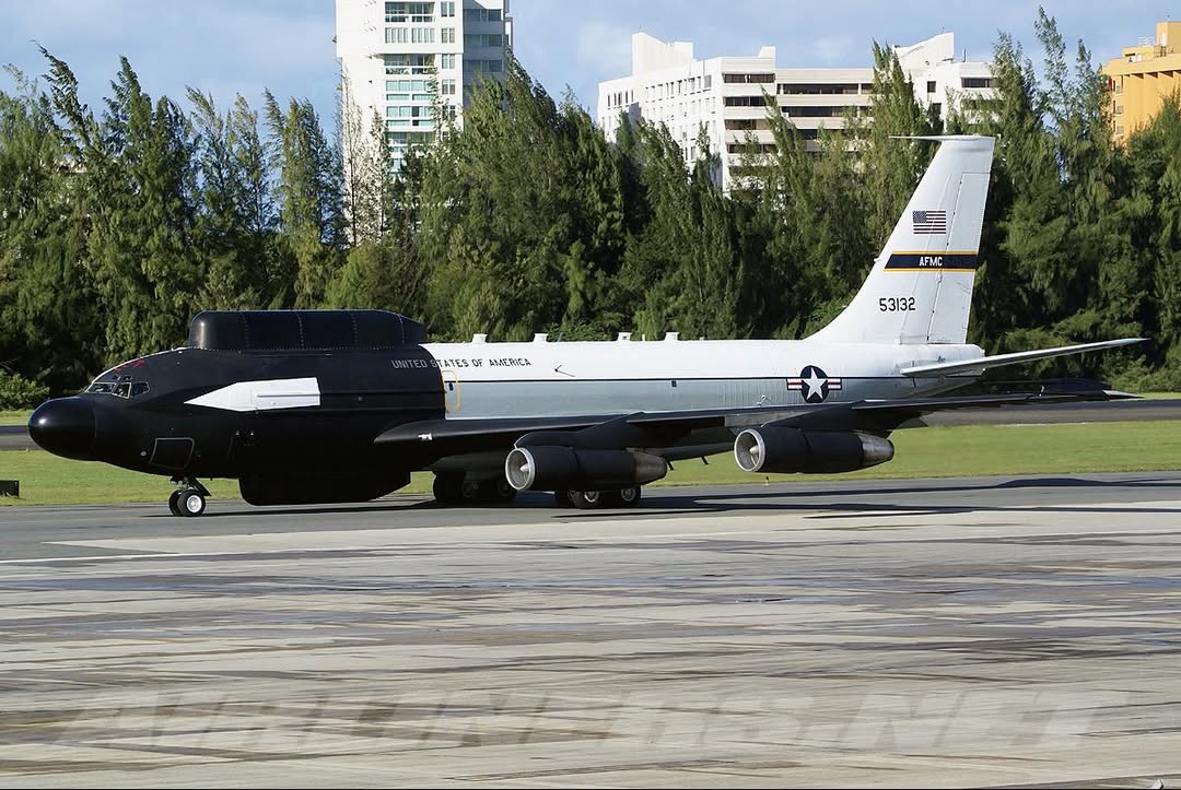The Boeing NKC-135E Stratotanker of the U.S. Air Force at SJU, January 2007.
The NKC-135E (717-100A) was modified for airborne laser acquisition and testing, including carrying a painted missile on the fuselage as part of its experimental role.
Via "hrplanespotter"
