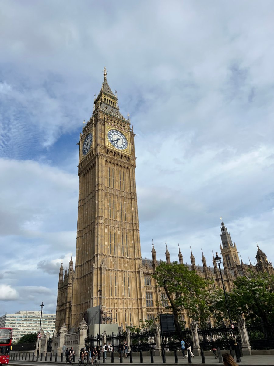 Yoon_as1's tweet image. From the London Eye's spin to Big Ben's chime, crossing Tower Bridge into the heart of it all. Cloudy dreams in the city that never sleeps. 🌀🗼 #ThamesMagic