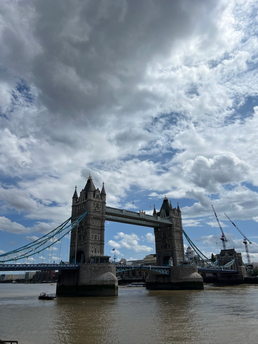 Yoon_as1's tweet image. From the London Eye's spin to Big Ben's chime, crossing Tower Bridge into the heart of it all. Cloudy dreams in the city that never sleeps. 🌀🗼 #ThamesMagic