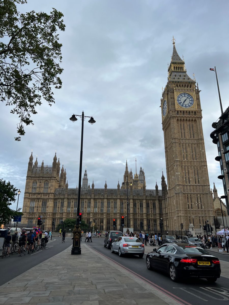 Yoon_as1's tweet image. From the London Eye's spin to Big Ben's chime, crossing Tower Bridge into the heart of it all. Cloudy dreams in the city that never sleeps. 🌀🗼 #ThamesMagic