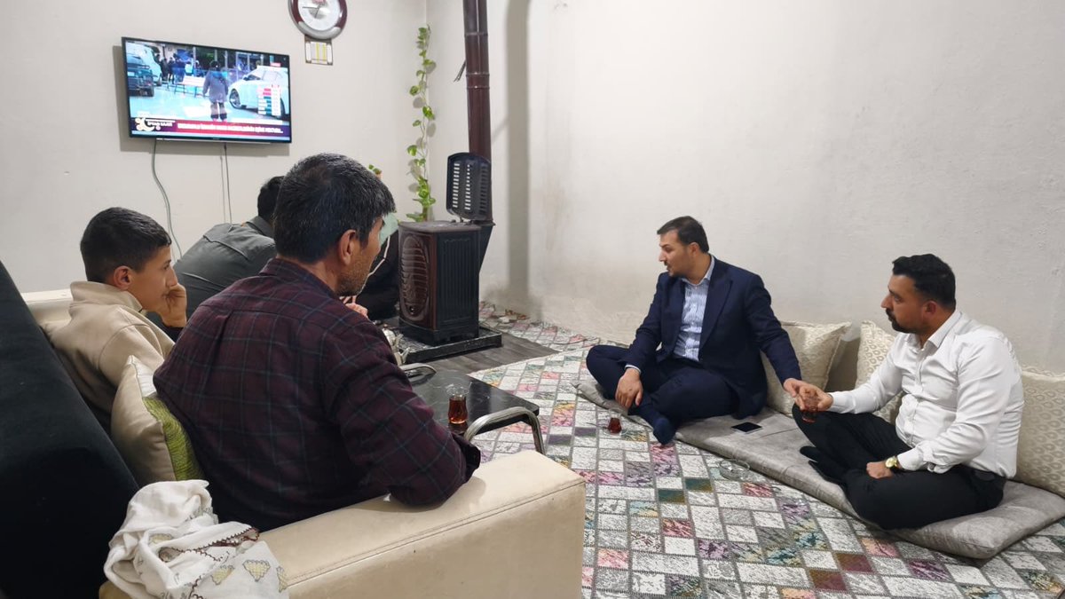 hamzaaskin's tweet photo. Haneleri gezmeye devam ediyor, Batman’ın bitmeyen misafirperverliğiyle yarınlarımızı istişare ediyoruz.
Ayrı ayrı ailelerimize konuk olup dertleşmeye, projelerimizi anlatmaya ve Batman’ın nabzını tutmaya devam ediyoruz.
#AkSevda #Ramazan https://t.co/mxKeDX5nWH
